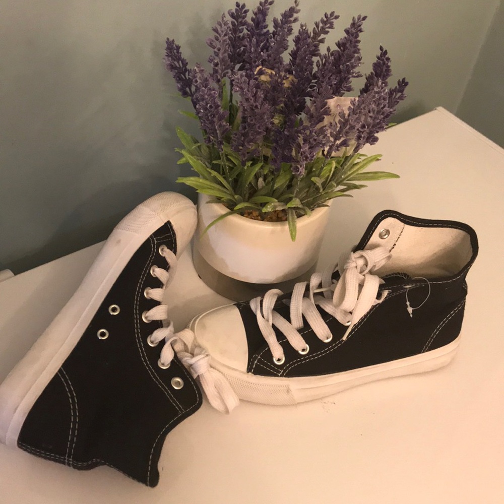 CLASSIC CANVAS UNISEX SHOES 🥰